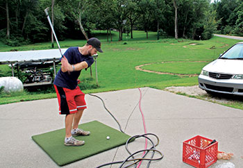Evan Bissell hitting wedge shot (Photo: Seth Jones)